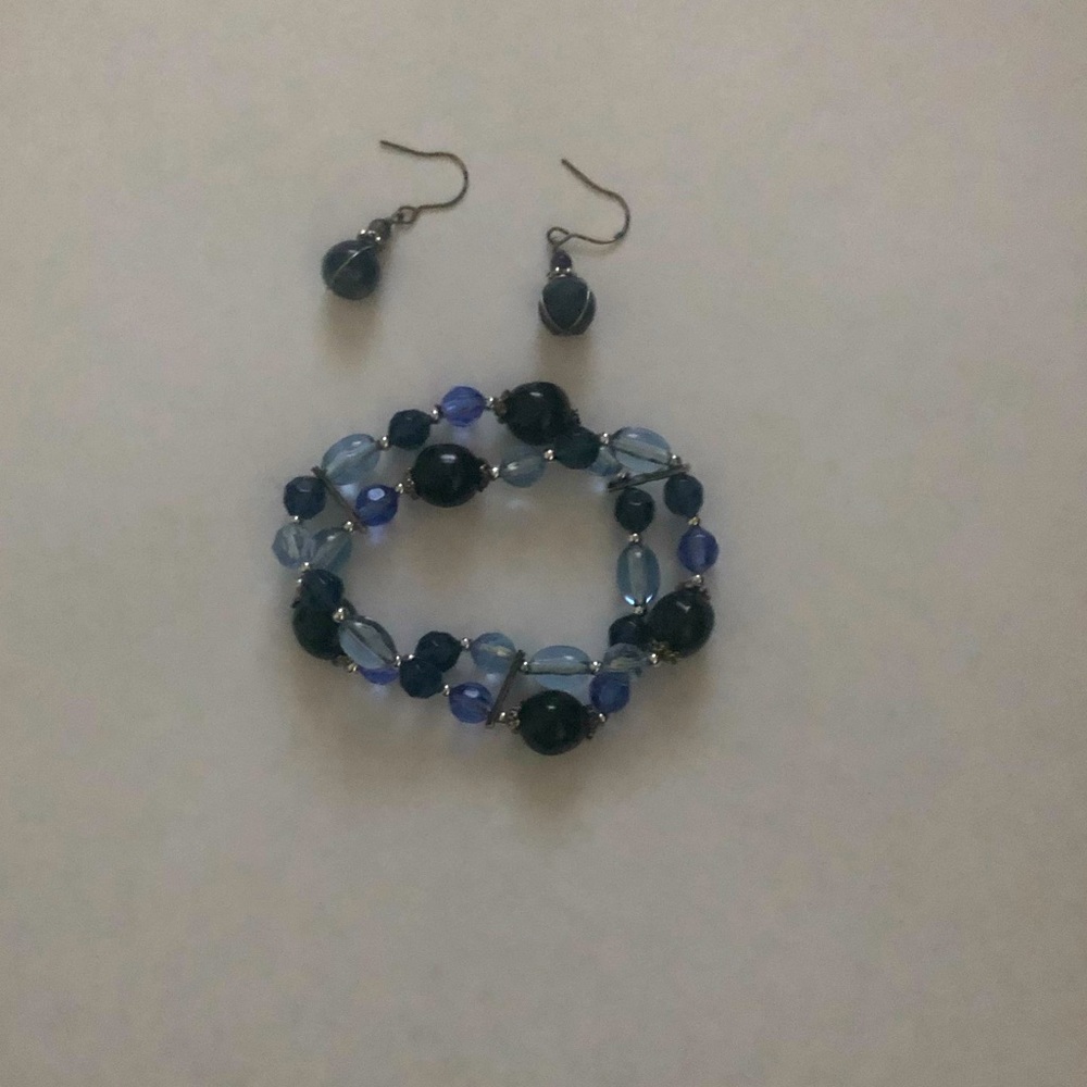 Bracelet and earrings set. Vintage costume jewelry.